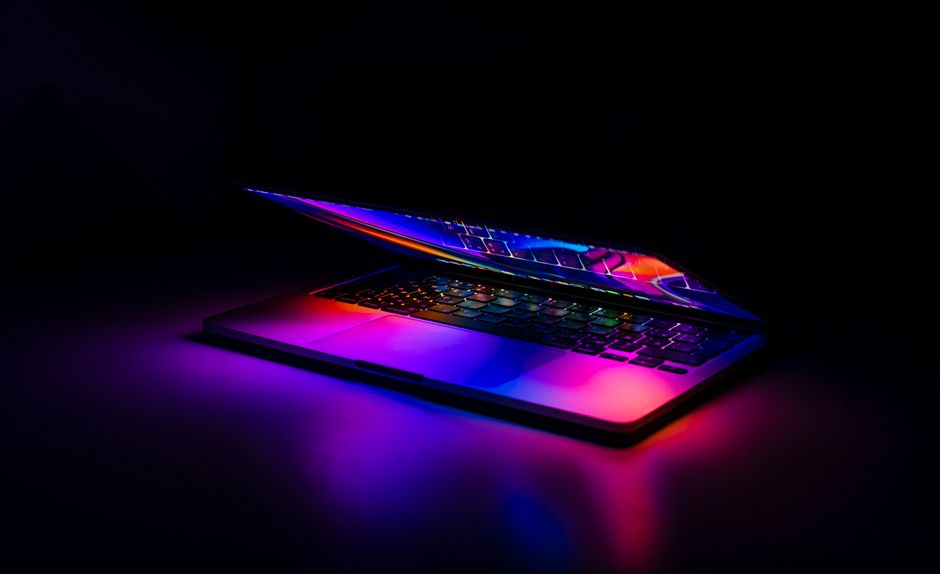 Prijenosno računalo s obojenim svjetlosnim refleksijama