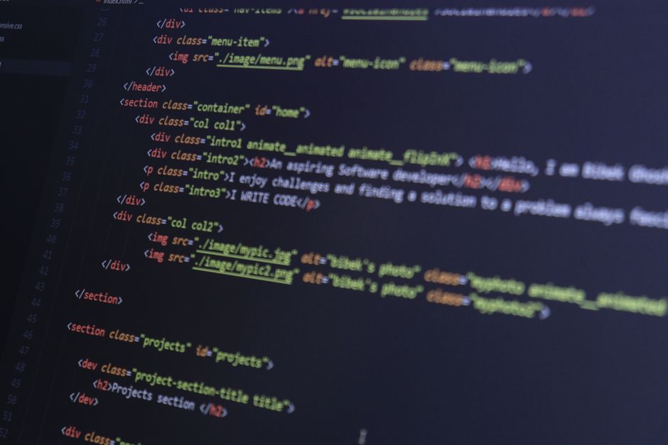 HTML i CSS kôd na monitoru